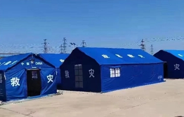 Firma Tangshan Pengcheng Outdoor była głęboko zaangażowana w standaryzację procesów namiotowych związanych z pomocą w przypadku klęsk żywiołowych, budując solidną, wysokiej jakości linię obrony dla dostaw awaryjnych.